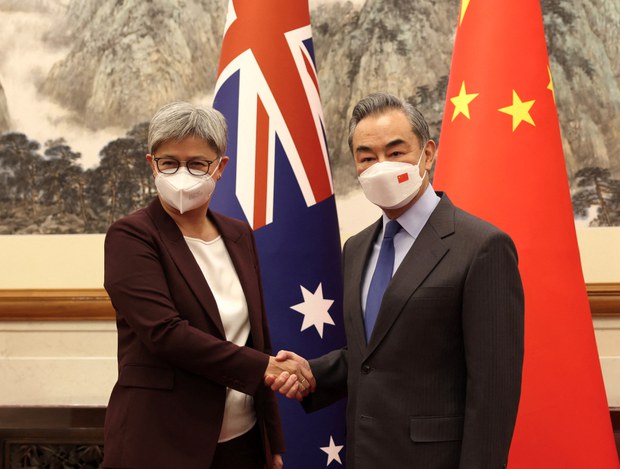 Australia’s Foreign Minister pushes China to drop sanctions during Beijing visit