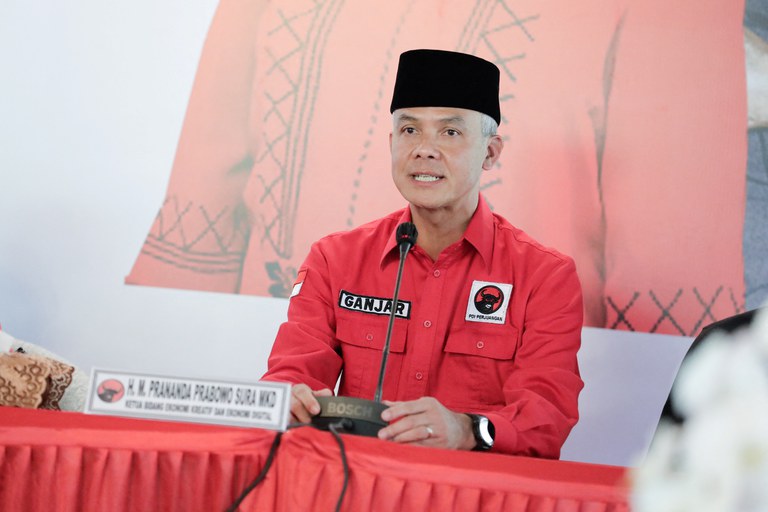 Ganjar Pranowo, the Central Java governor who is the candidate of the Indonesian Democratic Party of Struggle (PDIP) in the 2024 presidential election, delivers a speech during the PDIP meeting at Batu Tulis palace in Bogor, Indonesia, April 21, 2023. Credit: Jafar Umar Zaman/Handout via Reuters