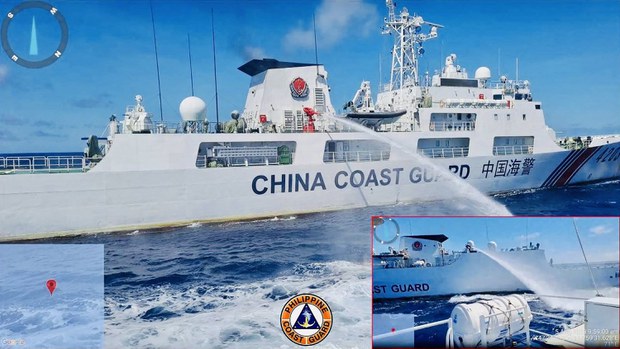 Chinese fire water cannons at Philippine Coast Guard in disputed sea