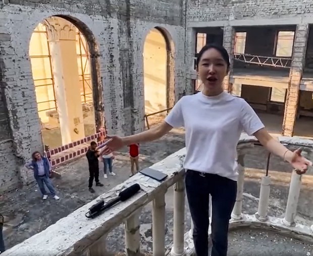 Chinese opera singer performs Russian patriotic song in bombed-out Mariupol theater