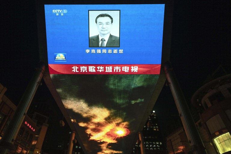 The evening news broadcast shows an obituary photo of the former Premier Li Keqiang on a giant LED screen in Beijing, Friday, Oct. 27, 2023. Credit: Ng Han Guan/AP