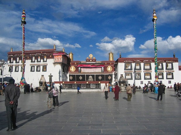 China shuts down Lhasa temples during National Day holiday period