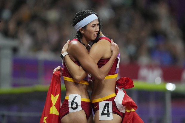China deletes photo of embracing runners evoking '6/4'Tiananmen
