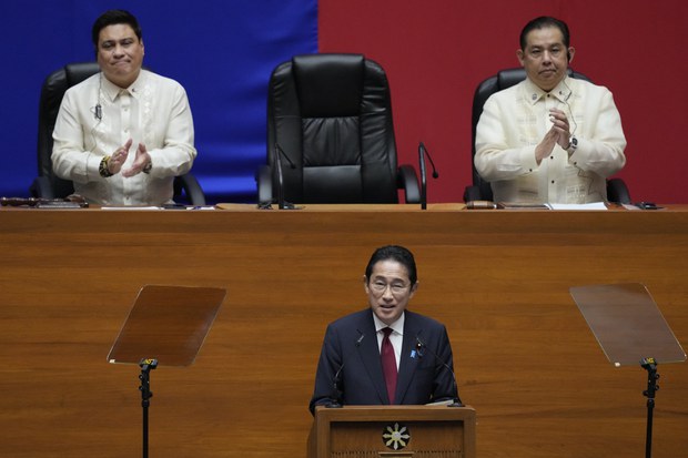 Japan PM vows defense cooperation with Philippines in historic speech