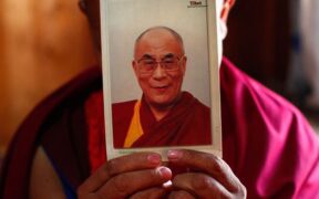 China arrests Tibetan monk for possession of Dalai Lama photo