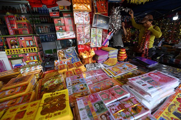 Banknoten und andere Papiernachbildungen, die von Menschen für Qingming verbrannt wurden, sind in einem Geschäft in Nanning, der Hauptstadt des südchinesischen Autonomen Gebiets Guangxi der Zhuang, zu sehen, 1. April 2017. (Reuters)