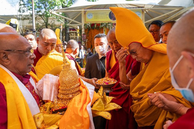 Sri Lankans present rare Buddha relics to the Dalai Lama