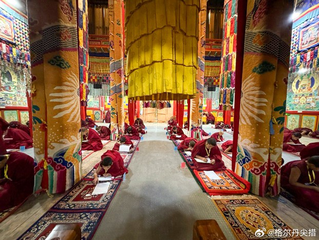 Tibetan Buddhist monks study at Atsok Monastery in Dragkar county, Tsolho Tibetan Autonomous Prefecture, in western China's Qinghai province in an undated photo.(Citizen Journalist)