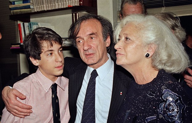 Elie Wiesel poses with his wife Marion and son Elisha in New York, Oct. 14, 1986. (Richard Drew/AP)