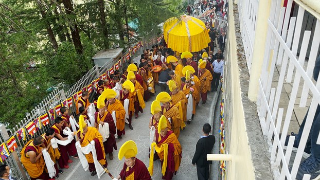 The relics of the Buddha are carried up to the Dalai Lama’s residence in Dharamsala, India, April 4, 2024. (Tenzin Woser/RFA)