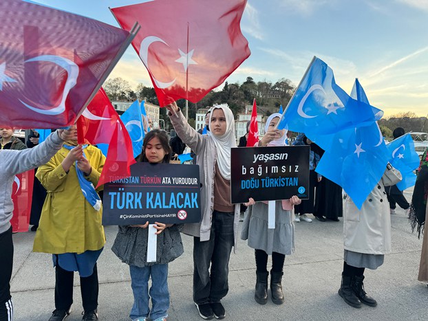 Demonstrators protest in front of the Chinese Consulate in Istanbul, April 5, 2024, at a rally to call attention to the 34th anniversary of the Baren Massacre. (Arslan Tash for RFA)