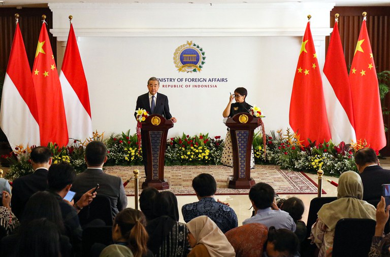 Chinese Foreign Minister Wang Yi (left) and Indonesian Foreign Minister Retno Marsudi attend a press conference after their meeting at the Ministry of Foreign Affairs in Jakarta, April 18, 2024. (Eko Siswono Toyudho/ BenarNews)